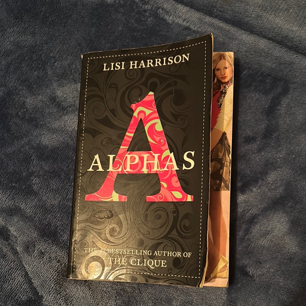 Alphas by Lisi Harrison - Black and Pink Cover